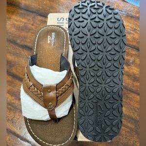 Clarks flip flops